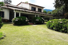 Casa San Lorenzo. Parque, quincho, pileta.